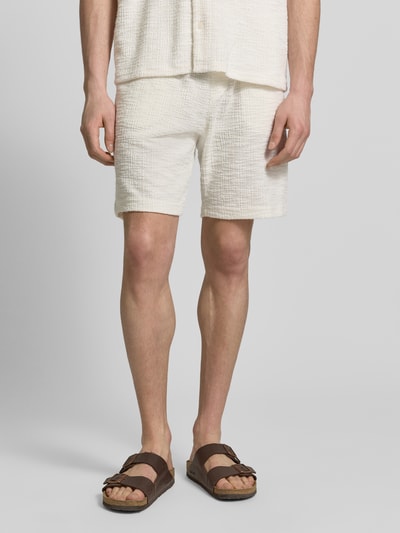 Männermodel trägt Shorts mit elastischem Bund von MCNEAL aus Material-Mix mit Baumwoll-Anteil, Strukturmuster, Regular-Fit, Nahaufnahme Oberkörper.