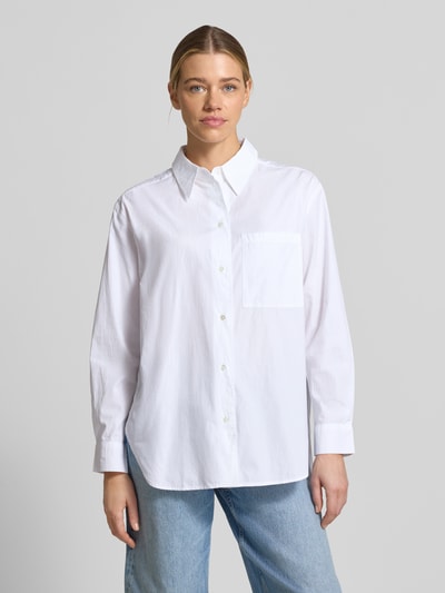 Frauenmodel trägt Oversized Hemdbluse aus reiner Baumwolle von Marc O'Polo, Optik: Unifarben, Passform: Oversized, Hemdblusenkragen, Verschluss: einreihige Knopfleiste, Ärmelform: Langarm, Ärmelabschluss: Manschette, Brusttasche, Materialverarbeitung: Popeline, Material: reine Baumwolle, Ganzkörperansicht von vorne.