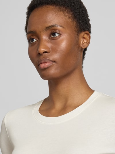 Vrouwenmodel draagt T-shirt met ronde hals en 1/2-mouwen van closed, mix van katoen en modal, slim fit, ruglengte maat S: 61 cm, close-up bovenlichaam