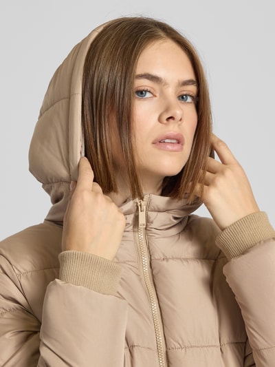 Pieces Kurtka pikowana o kroju regular fit z kapturem model ‘BEE NEW’ Piaskowy melanż 3