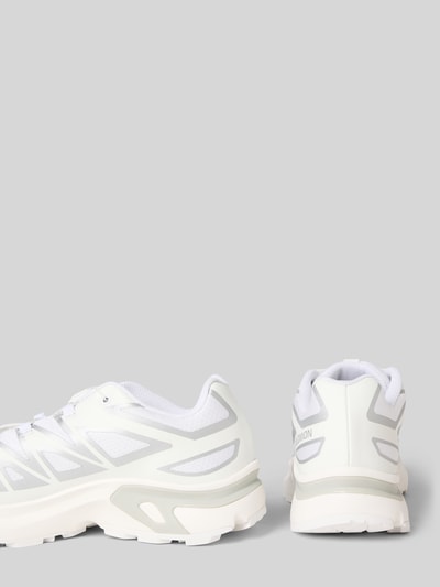 Produktfoto, Sneaker mit Logo-Print von Salomon in Weiß mit Kontrastbesatz, abgerundete Passform, profilierte Sohle, Absatzhöhe 4 cm, Schafthöhe 6 cm, Schaftweite 7 cm.