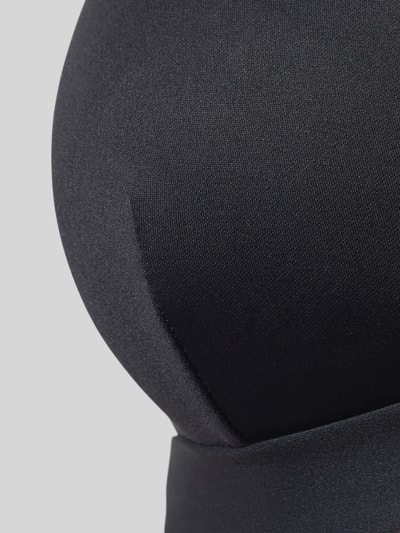 Frauenmodel trägt Slim Fit Bikini-Oberteil mit V-Ausschnitt Modell 'Ofelia' von MC2 Saint Barth aus Elastischer-Material-Mix, Detailaufnahme.