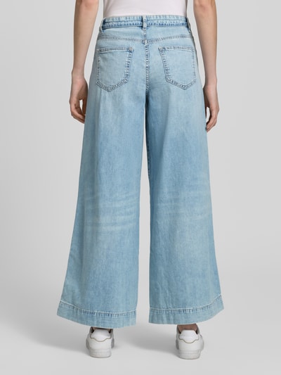 Frauenmodel trägt Regular Fit Wide Leg Jeans aus reiner Baumwolle Modell 'AISA' von Vero Moda, denim, 5 kieszeni, splot twill, Ganzkörperansicht Rückansicht