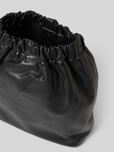 Produktfoto, czarna Hobo Bag mit Logo-Prägung Modell 'CLOUD' von LIEBESKIND BERLIN, skóra z delikatnym połyskiem, główna przegroda z zapięciem na magnes, pasek na ramię, szerokość w rozmiarze 1: 32 cm, długość w rozmiarze 1: 35 cm, głębokość w rozmiarze 1: 14 cm, długość paska na ramię w rozmiarze 1: 62 cm