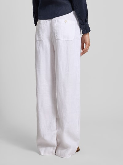 Frauenmodel trägt Regular Fit Weite Hose aus reinem Leinen von Lauren Ralph Lauren in Weiß, strukturierte Leinenoptik mit aufgesetzten Taschen, Ganzkörperansicht Rückansicht.