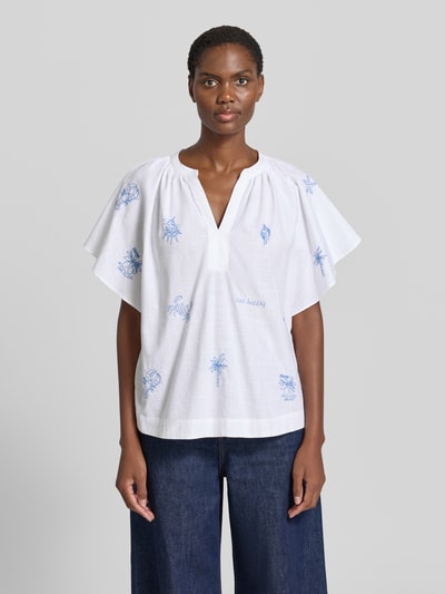 Frauenmodel trägt Relaxed Fit Tunikabluse mit Stitchings von Oui aus Reine Baumwolle im Allover-Look mit V-Ausschnitt, Ganzkörperansicht von vorne.