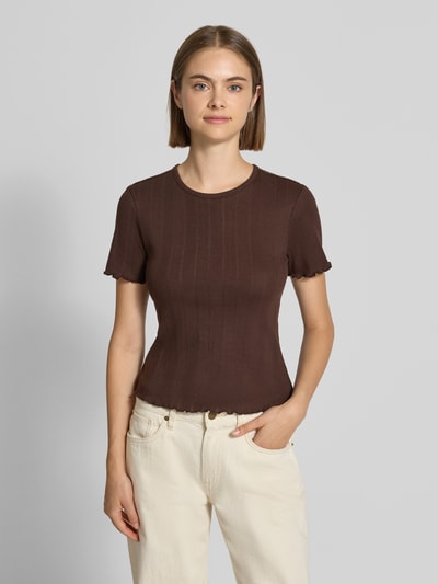 Frauenmodel trägt Slim Fit T-Shirt aus Baumwoll-Mix Modell 'TENNA' von ONLY in Braun zu heller Hose, Damen T-Shirt von ONLY, Ganzkörperansicht von vorne.