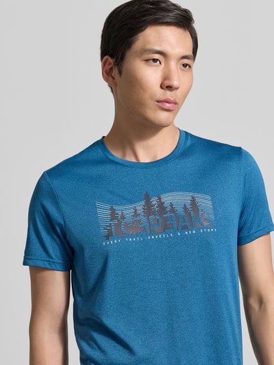 Männermodel trägt Regular Fit T-Shirt mit Rundhalsausschnitt Modell 'Bearden' von Icepeak in Blau, Logo-Print, Nahaufnahme Oberkörper.