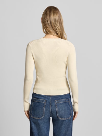 Frauenmodel trägt Slim Fit Strickjacke aus Viskose-Mix Modell 'Wonder' von Vero Moda, Optik: Unifarben, Rippstrick, Langarm, Spitzen-Besatz, Ganzkörperansicht Rückansicht.