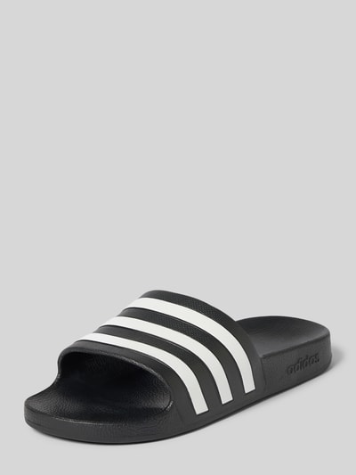 Productfoto, Badeschuhe mit Kontraststreifen Modell 'ADILETTE AQUA' van adidas Sportswear, look: all-over motief, punt van de schoen: afgerond, hakvorm: plat, motief: gestreept, details: contraststrepen, sluiting: comfortmodel/open, zool: gestructureerd.