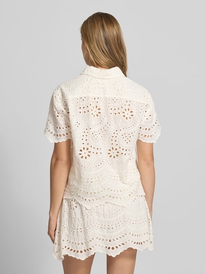 Frauenmodel trägt Boxy Fit Kurzarmbluse aus reiner Baumwolle Modell 'NEW LALISA' von Only in Creme, Lochstickmuster und Muschelsaum, Ganzkörperansicht Rückansicht