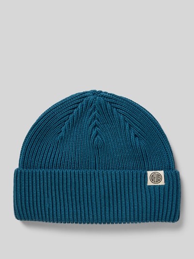 Produktfoto, Beanie mit Label-Detail von DEUS EX MACHINA aus reiner Wolle, petrolblau, breite Krempe, gerippte Textur, Studioaufnahme