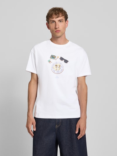 Männermodel trägt T-Shirt mit Motiv-Print und Rundhalsausschnitt von BLKVIS, Regular-Fit, Label-Detail, weiße Farbe, Ganzkörperansicht von vorne. Rückenlänge bei Größe M: 69 cm.