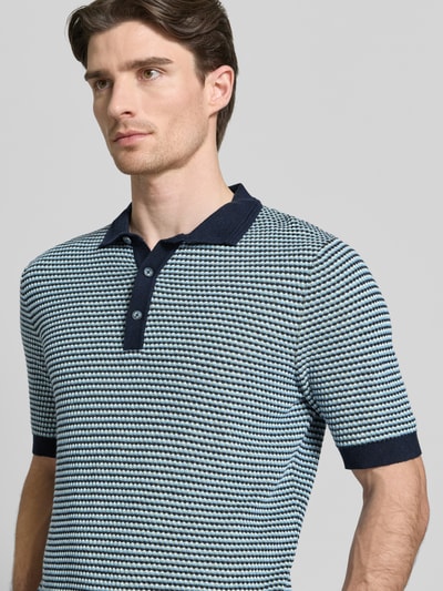 Männermodel trägt Slim Fit Poloshirt in Strick-Optik mit Leinen-Anteil von Brax, Baumwoll-Mix, elastische Abschlüsse, Nahaufnahme Oberkörper.
