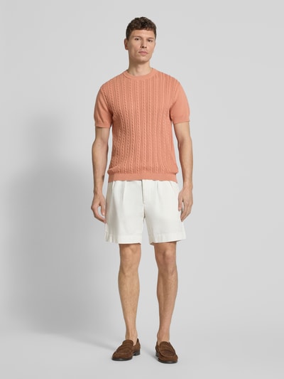 Männermodel trägt T-Shirt mit Zopfmuster von Lindbergh in Strick-Optik, reine Baumwolle, gerader Schnitt, Ganzkörperansicht von vorne.