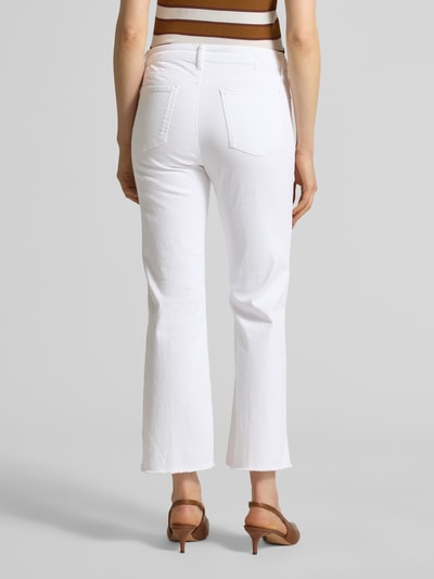 Frauenmodel trägt Straight Fit Jeans im 5-Pocket-Design von Raffaello Rossi in Weiß, Elastischer-Material-Mix, Fransenbesatz, verkürzt, Ganzkörperansicht Rückansicht.