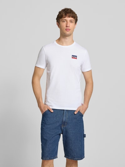 Mannelijk model draagt wit slim fit T-shirt van katoen uit set van 2, model '2PK CREWNECK GRAPHIC' van Levi's®, heren, geheellichaamsaanzicht van voren.