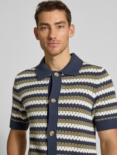 Männermodel trägt Cardigan mit 1/2-Arm von Lindbergh aus Reine Baumwolle im Allover-Look, Regular-Fit, Umlegekragen, Knopfleiste, Nahaufnahme Oberkörper