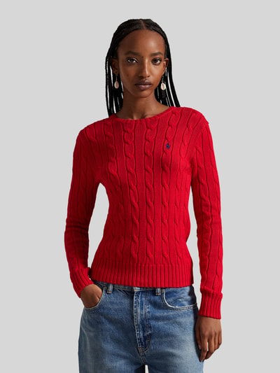 Frauenmodel trägt Strickpullover mit Zopfmuster Modell 'JULIANNA' von Polo Ralph Lauren in Rot, Slim Fit, Nahaufnahme Oberkörper.