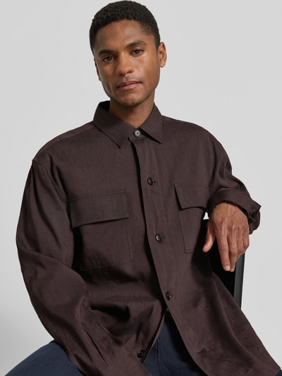 Männermodel trägt Regular Fit Overshirt aus Leinen-Mix von BOSS, Optik: Unifarben, aufgesetzte Brusttaschen, Ganzkörperansicht von vorne.