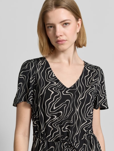 Frauenmodel trägt Tailliertes Freizeitkleid aus reiner Viskose Modell 'EASY JOY' von Vero Moda, Schwarz mit Allover-Muster, Nahaufnahme Oberkörper
