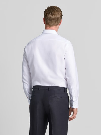 Männermodel trägt Regular Fit Business-Hemd mit Haifischkragen von Christian Berg Men in Unifarbenes-Design, Reine Baumwolle, Ganzkörperansicht Rückansicht.