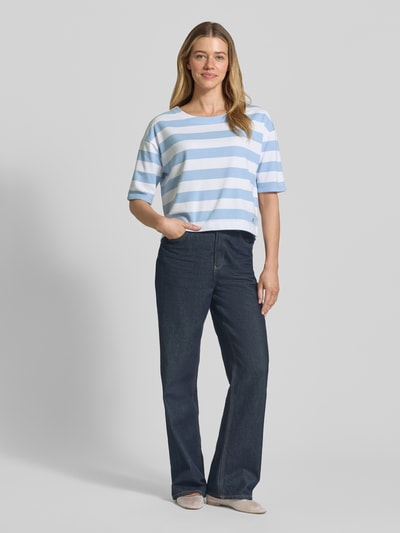 Frauenmodel trägt Sweatshirt mit Streifenmuster und 1/2-Arm von monari im Boxy Fit, Baumwoll-Mix, helle Farben, Ganzkörperansicht von vorne.
