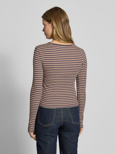Frauenmodel trägt Slim Fit Longsleeve mit Knopfleiste von Review, gestreift in Blau, Braun, Weiß, elastischer Baumwoll-Mix, Ganzkörperansicht Rückansicht.