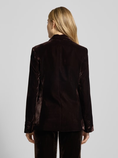 Frauenmodel trägt Regular Fit Blazer aus Samt Modell 'COMBI' von Mango mit Reverskragen, Pattentaschen, Knopfverschluss, Rückenlänge 67 cm, Brustweite 46 cm, Ärmellänge 64 cm, in dunkler, glänzender Samt-Optik, Ganzkörperansicht Rückansicht.