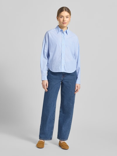 Modelka nosi Relaxed Fit Hemdbluse aus reiner Baumwolle od Marc O'Polo, niebiesko-białe paski, naturalna bawełna, przód, widok całej sylwetki.