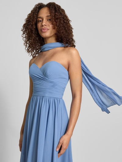 Frauenmodel trägt Maxikleid im Off-Shoulder-Look von Mascara aus blauem Chiffon, Taillierter Schnitt, Rückenreißverschluss, Nahaufnahme Oberkörper.