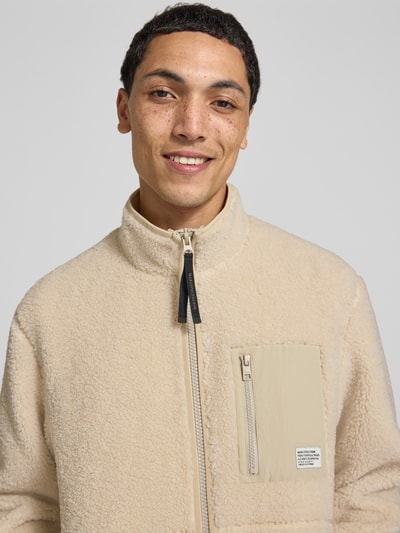 Männermodel trägt cremefarbene Regular Fit Teddy- / Webpelzjacke mit Brustleistentaschen von Marc O'Polo, Nahaufnahme Oberkörper, Herren Teddy- / Webpelzjacke von Marc O'Polo DENIM.