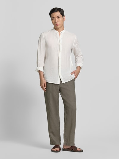 Männermodel trägt Leinenhose mit Eingrifftaschen Modell 'KARL LAWRENCE' von Jack & Jones Premium, Reines Leinen, Straight Fit, Ganzkörperansicht von vorne.