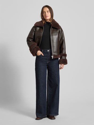 Frauenmodel trägt Slim Fit Turtleneck mit Viskose-Anteil von Tom Tailor Denim, Optik: Unifarben, Passform: Slim Fit, Kragenform: Turtleneck, Ärmelform: Langarm, Material: Viskose-Mix, Ganzkörperansicht von vorne.
