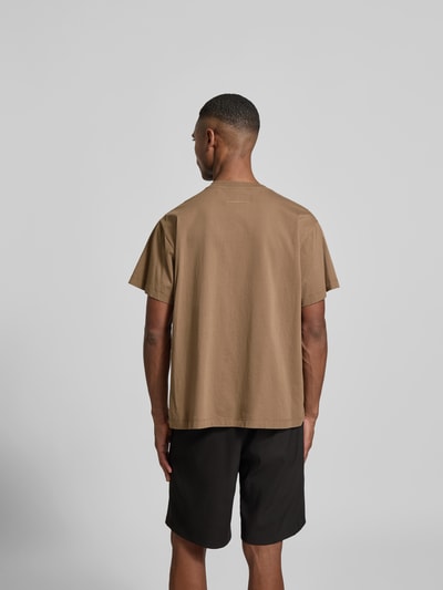 Männermodel trägt Regular Fit T-Shirt mit Logo-Print von MM6 Maison Margiela aus reiner Baumwolle, Rückenlänge 67 cm, Ganzkörperansicht Rückansicht.