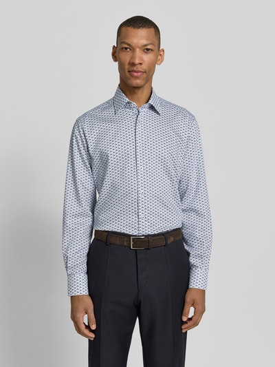 Männermodel trägt Regular Fit Business-Hemd mit Kentkragen von ETERNA, Reine Baumwolle, Allover-Look, Ganzkörperansicht von vorne. Rückenlänge 81 cm, Schulterbreite 47 cm, Ärmellänge 64 cm, Größe 40.