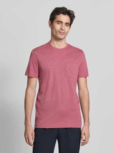 Männermodel trägt T-Shirt mit Rundhalsausschnitt und Brusttasche von Christian Berg Men in Rot, Material-Mix mit Baumwoll-Anteil, Regular-Fit, Rückenlänge 72 cm in Größe M, Ganzkörperansicht von vorne.