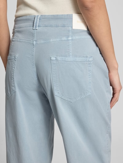 Kobieta prezentuje Barrel Jeans im 5-Pocket-Design model 'MEGAN' od Brax, mieszanka lyocellu i bawełny, ozdobne szwy, krótko przy pasie, długość wewnętrzna nogawki 69 cm, szerokość w rozmiarze 36 to 39 cm, widok z tyłu z bliska.