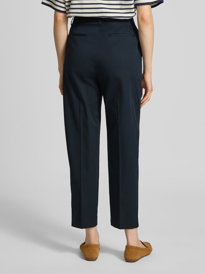 Frauenmodel trägt Tapered Chino aus Baumwoll-Mix Modell 'TECARINO2' von BOSS, Optik: Unifarben, Passform: Tapered, Ganzkörperansicht Rückansicht