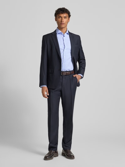 Männermodel trägt Slim Fit Business Hemd aus Baumwolle mit Kentkragen von SEIDENSTICKER in Hellblau, Knopfleiste, Ganzkörperansicht von vorne, Rückenlänge 79 cm, Schulterbreite 42 cm, Ärmellänge 67 cm.
