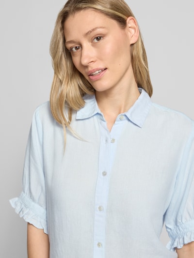 Frauenmodel trägt Bluse mit Leinen-Anteil und Rüschensaum von Christian Berg Woman, hellblau, Viskose-Mix, Regular-Fit, Knopfleiste, Hemdblusenkragen, Rüschenärmel, Nahaufnahme Oberkörper.