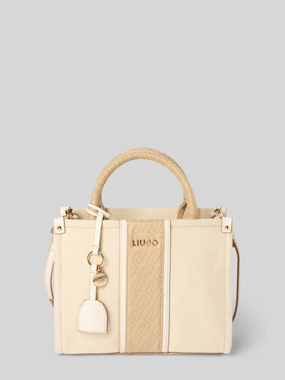 Produktfoto, Handtasche mit Label-Applikation Modell 'RIDHI' von Liu Jo White aus reiner Baumwolle, beige Töne, strukturierte Oberfläche, goldfarbene Details, Hauptfach mit Reißverschluss, Tragehenkel und Schulterriemen, Maße 25x20x10 cm, schlichte Form und dezente Texturen.