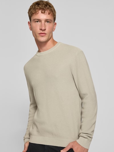 Männermodel trägt Regular Fit Pullover aus reiner Baumwolle Modell 'TONY' von ONLY in Beige, feine Strickstruktur, Ganzkörperansicht von vorne, Herren Pullover von ONLY & SONS.