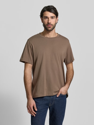 Męski model nosi Regular Fit T-Shirt aus reiner Baumwolle Modell 'ASPAN' von Selected Homme, jednokolorowy, okrągły dekolt, krótki rękaw, dżersej, czysta bawełna, ujęcie całej sylwetki z przodu.