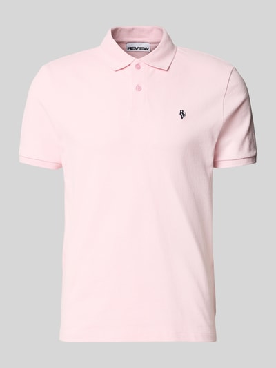 Produktfoto, jasnoróżowa koszulka polo 'Modern Fit Poloshirt mit Logo-Stitching' von REVIEW z mieszanki bawełny, kołnierzyk polo, krój nowoczesny, krótka listwa guzikowa, wyhaftowane logo, długość tyłu w rozmiarze M 65 cm