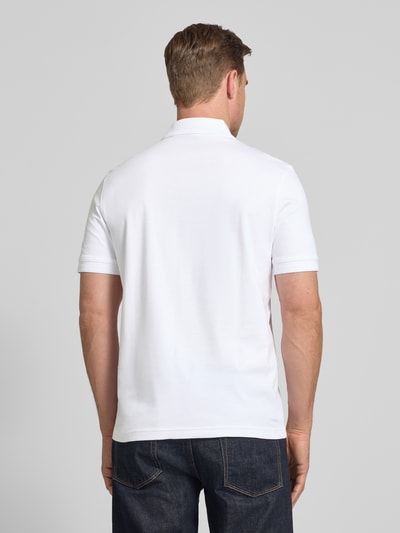Męski model nosi Regular Fit Poloshirt aus reiner Baumwolle Modell 'INTERLOCK' von BOSS Orange, efekt: jednolity kolor, krój regular fit, aplikacja: wyhaftowane logo, kołnierzyk polo, zapięcie na 2 guziki, krótki rękaw, wykończenie materiału: dżersej, materiał: bawełna, Ganzkörperansicht Rückansicht
