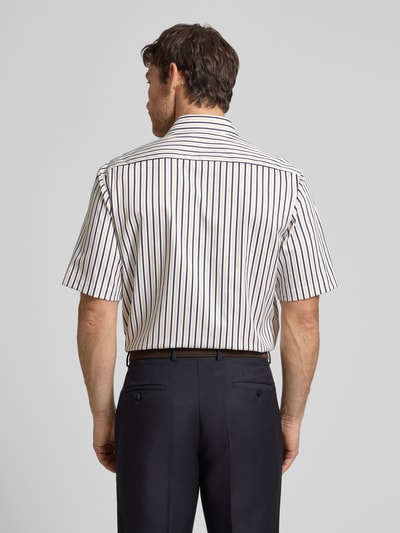 Mannenmodel draagt Comfort Fit Business-Hemd uit puur katoen met kentkraag van ETERNA, 1/2-mouwen, ruglengte 80 cm, schouderbreedte 46 cm, mouwlengte 28 cm, zakelijk, gestreept patroon, rechte vormen, gladde textuur, Ganzkörperansicht Rückansicht.