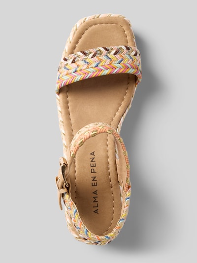 Produktfoto, Sandalette mit Plateausohle von Alma en Pena mit abgerundeter Spitze, Riemen mit Dornschließe, buntem Flechtmuster und Plateausohle, Absatzhöhe 7 cm bei Größe 40, Allover-Look, Strukturmix aus Textil und Lederoptik, Farben Beige, Rosa, Gelb und Orange
