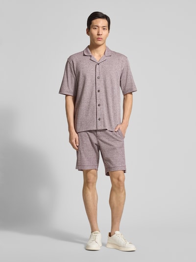 Männermodel trägt Regular Fit Shorts aus Viskose-Mix Modell 'CIARI' von CINQUE, gestreiftes Muster, elastischer Bund, Ganzkörperansicht von vorne.
