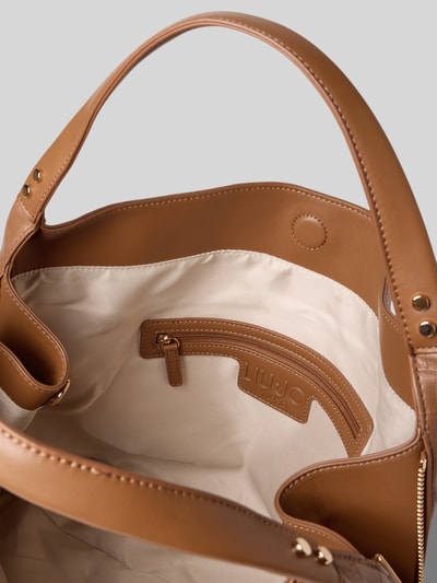 Produktfoto, Tote Bag in Leder-Optik Modell 'Kaliska' von Liu Jo White mit Hauptfach, Magnetverschluss und Logo-Detail, Innenansicht, neutrale Farben, glatte und strukturierte Texturen, Damenaccessoire